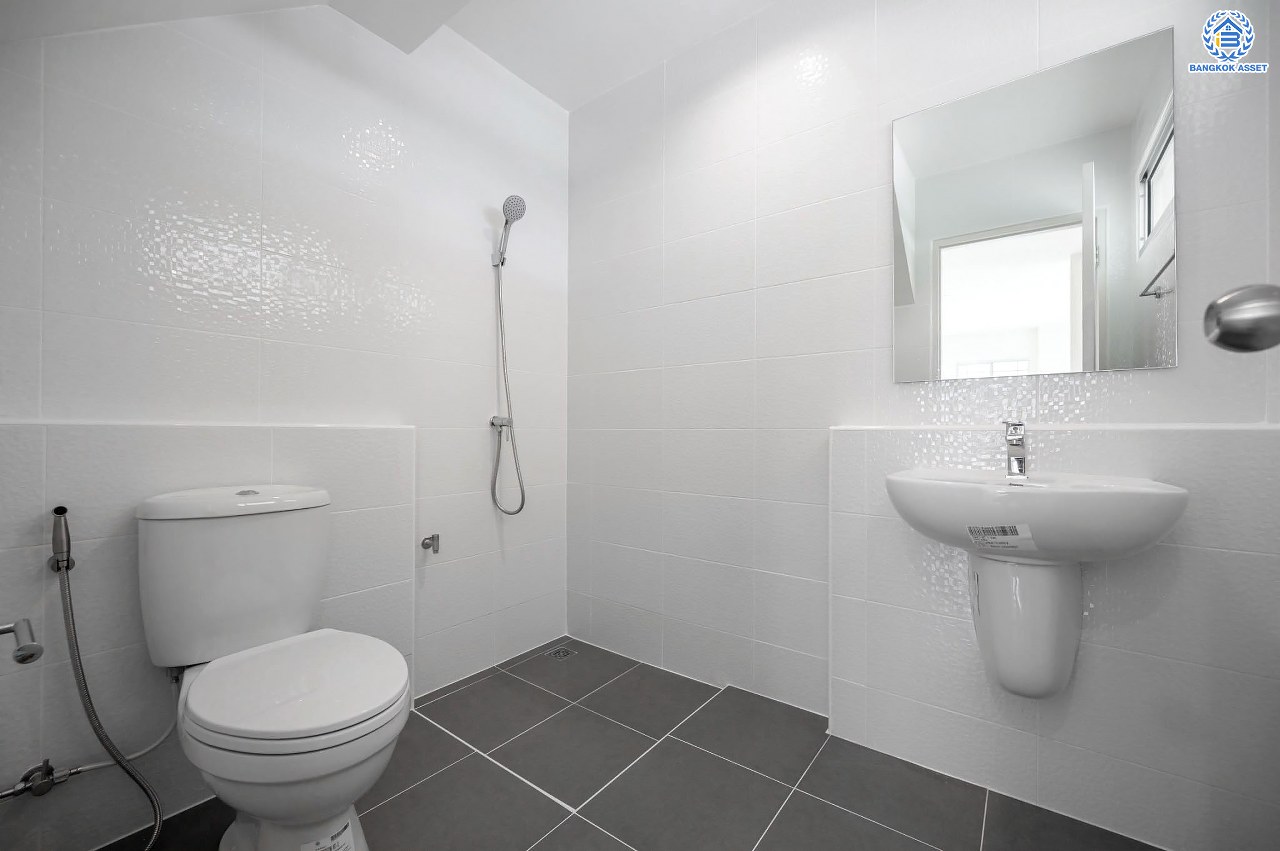 บ้านมือสองตกแต่งใหม่ แบรนด์สุดหรู L&H โครงการ มัณฑนา แจ้งวัฒนะ-ราชพฤกษ์ เนื้อที่ 57.9 ตร.ว. ฟังก์ชัน 3 ห้องนอน 3 ห้องน้ำ จอดรถได้ 2 คัน ทำเลเดินทางเข้า-ออกเมืองสะดวก เชื่อมต่อถนนชัยพฤกษ์แจ้งวัฒนะ ถนนราชพฤกษ์ ใกล้รถไฟฟ้าสายสีชมพู "สถานีปากเกร็ด" ใกล้ "โรบินสันไลฟ์สไตล์"